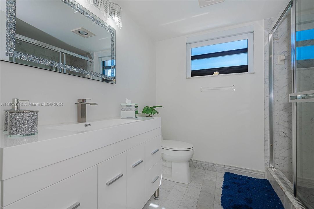 MASTER BEDROOM BATHROOM