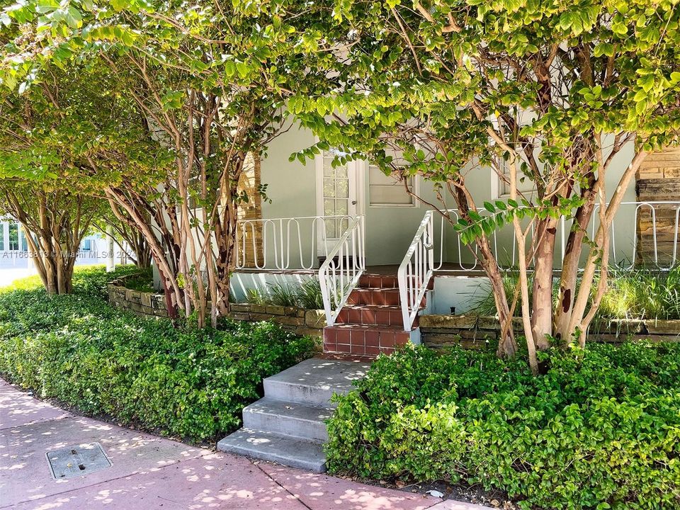 Street entrance to the apartment