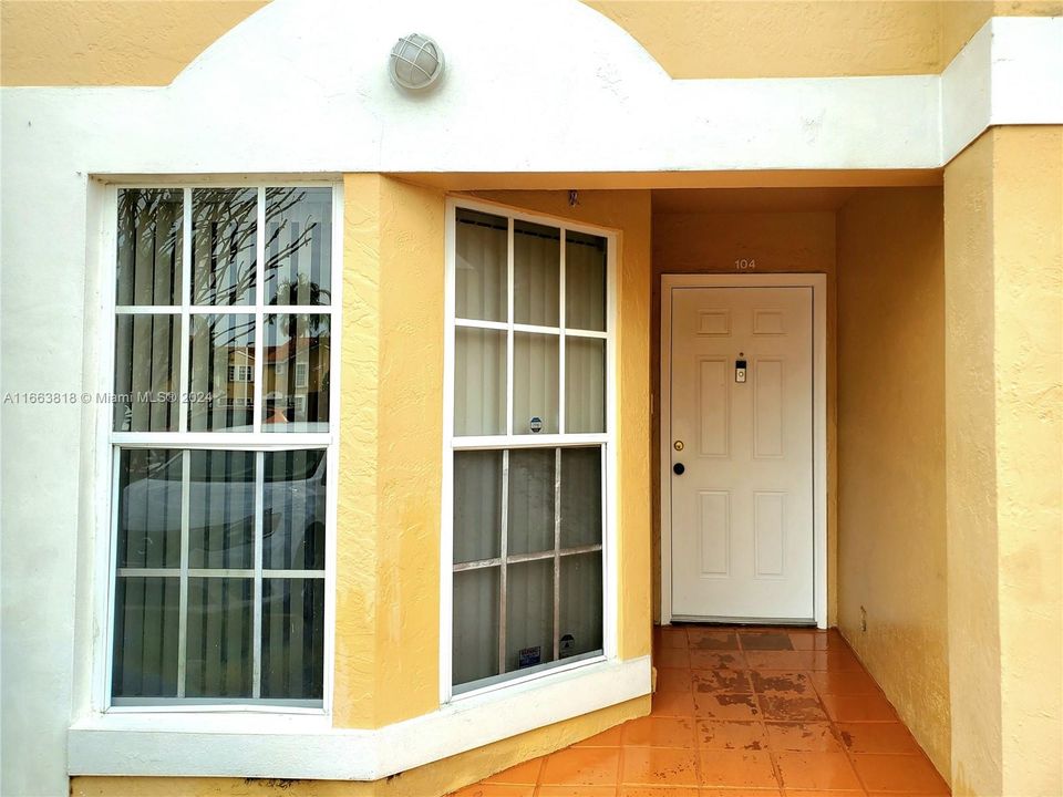 For Sale: $325,000 (2 beds, 2 baths, 1132 Square Feet)