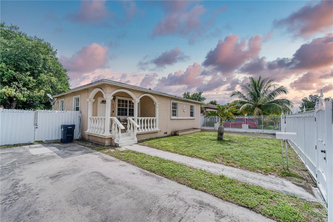 For Sale: $385,000 (3 beds, 1 baths, 1014 Square Feet)