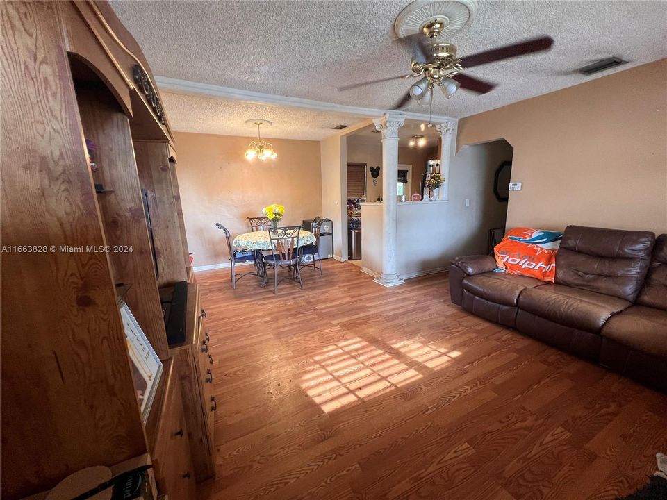 For Sale: $385,000 (3 beds, 1 baths, 1014 Square Feet)