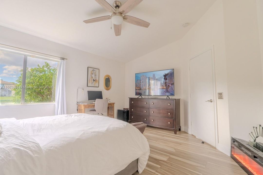 For Sale: $425,000 (2 beds, 2 baths, 1030 Square Feet)