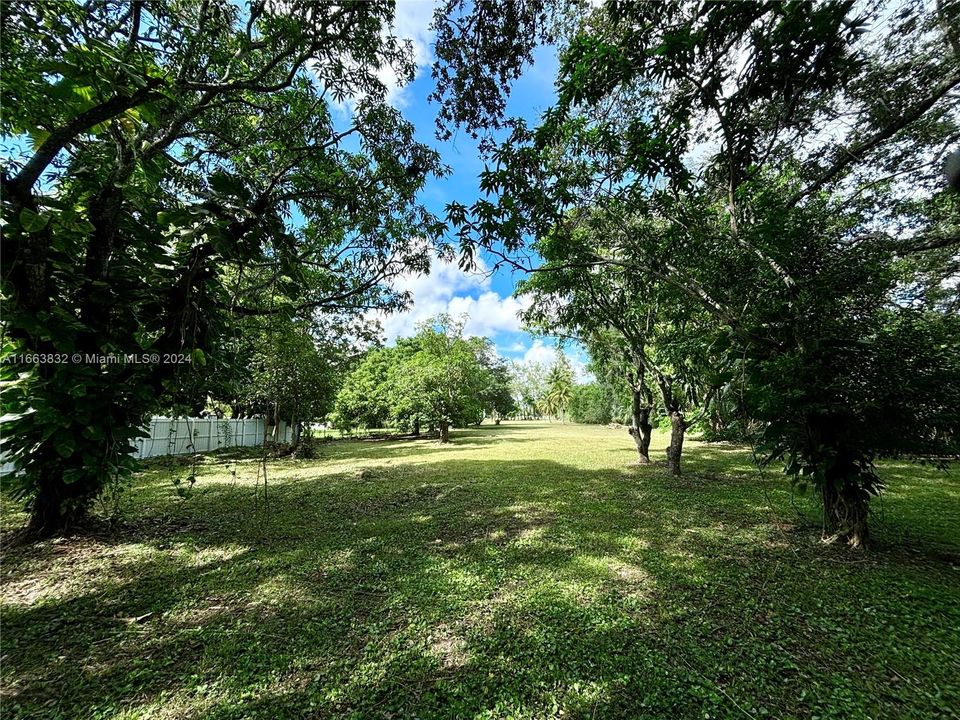 En Venta: $1,998,999 (1.60 acres)