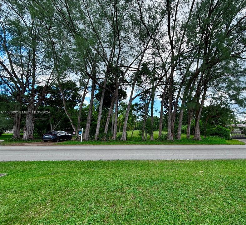 En Venta: $1,998,999 (1.60 acres)