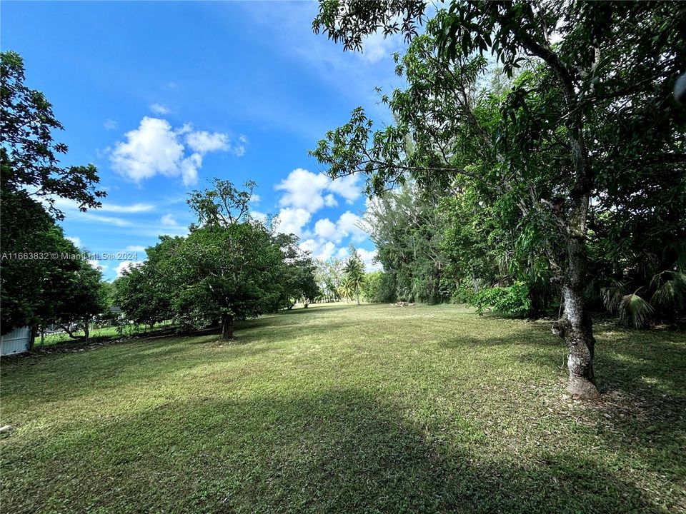 En Venta: $1,998,999 (1.60 acres)