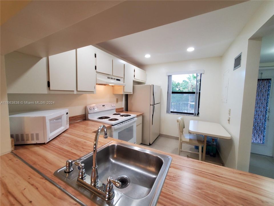 For Sale: $169,000 (2 beds, 2 baths, 960 Square Feet)