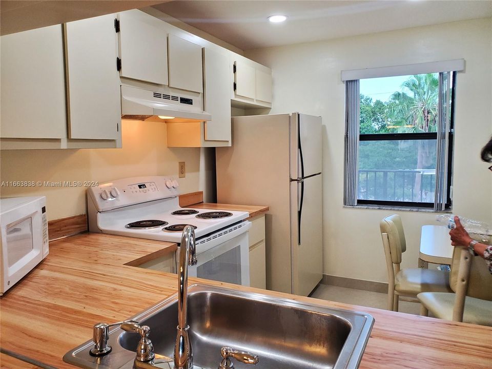 For Sale: $169,000 (2 beds, 2 baths, 960 Square Feet)