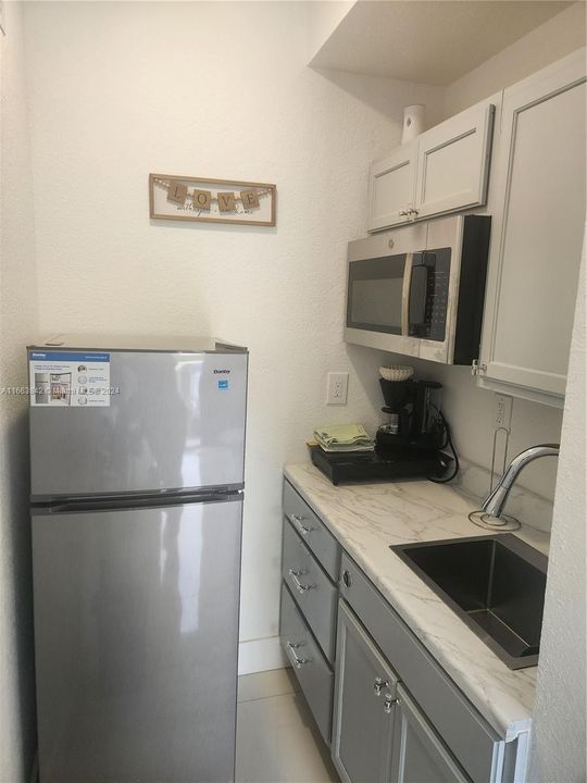 For Rent: $1,890 (1 beds, 1 baths, 1902 Square Feet)