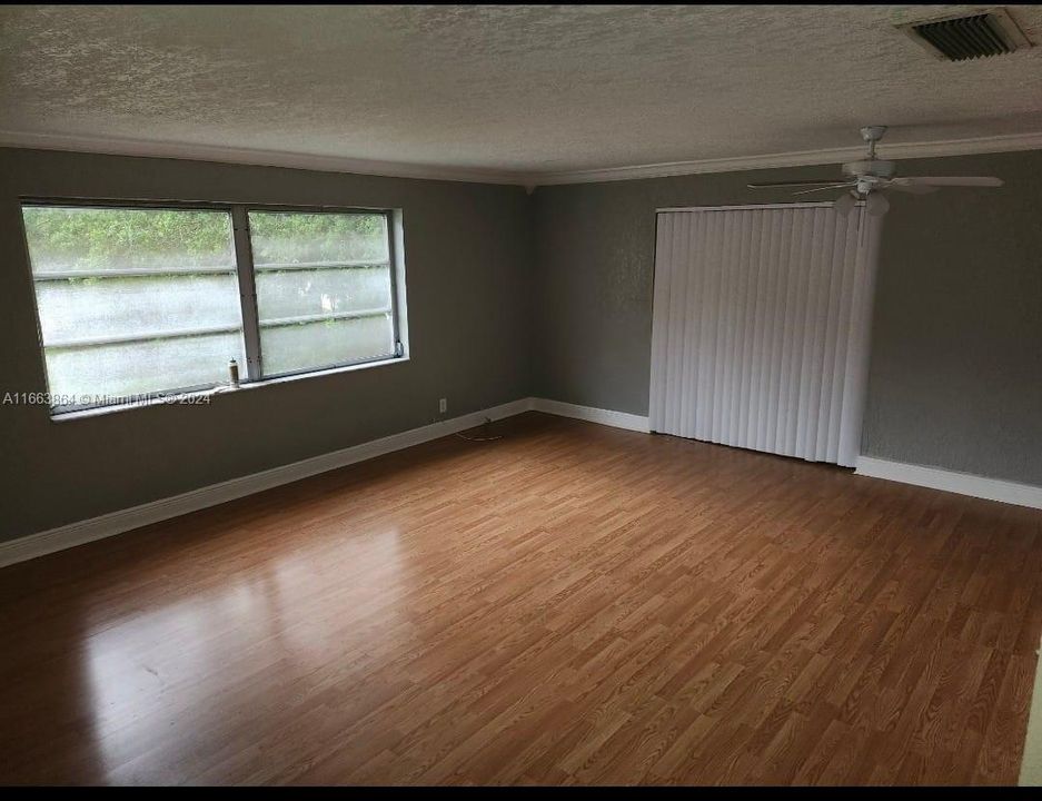 For Rent: $1,950 (1 beds, 1 baths, 670 Square Feet)