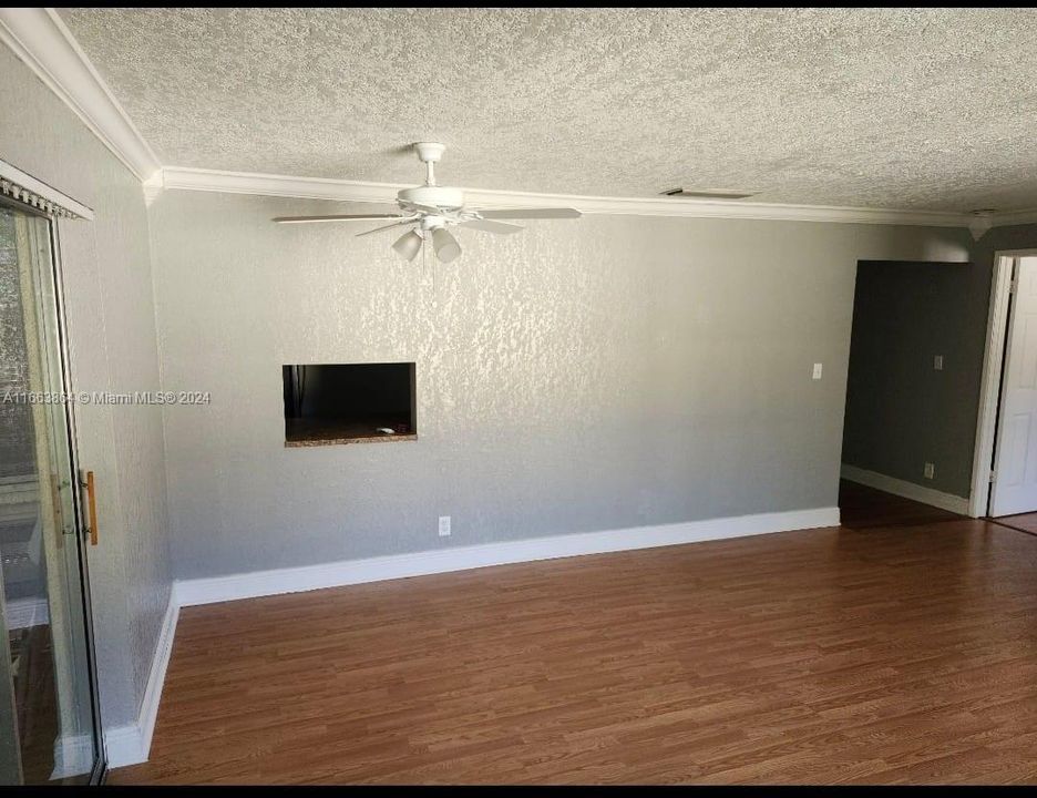 For Rent: $1,950 (1 beds, 1 baths, 670 Square Feet)