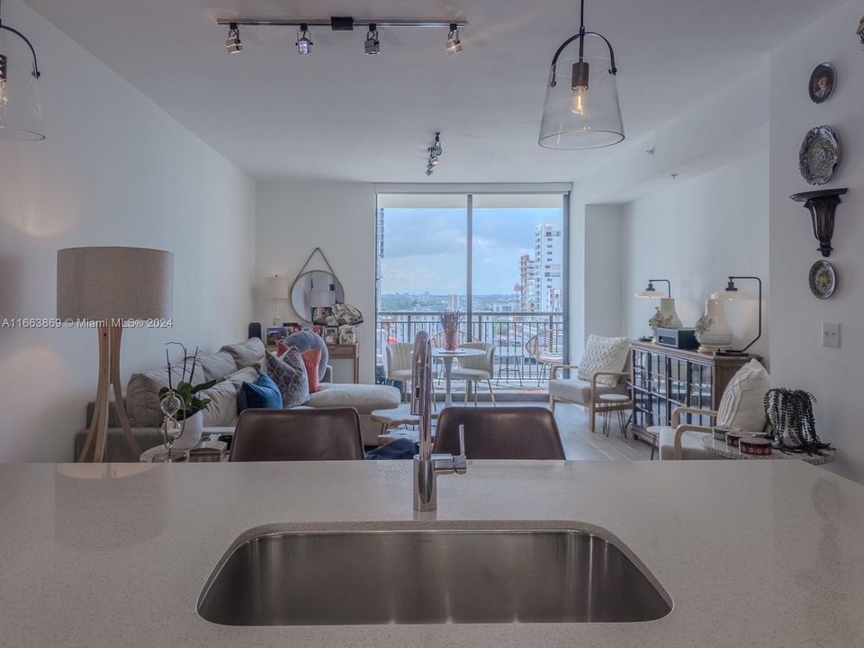 For Sale: $495,000 (1 beds, 1 baths, 819 Square Feet)