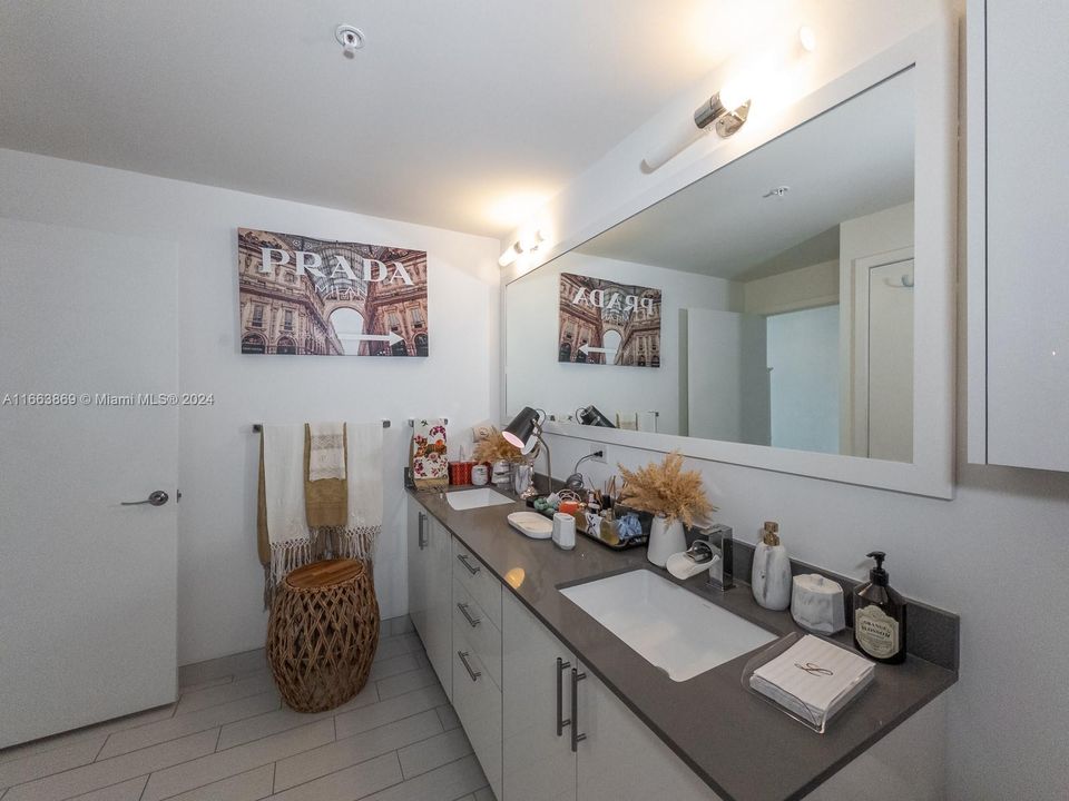 For Sale: $495,000 (1 beds, 1 baths, 819 Square Feet)