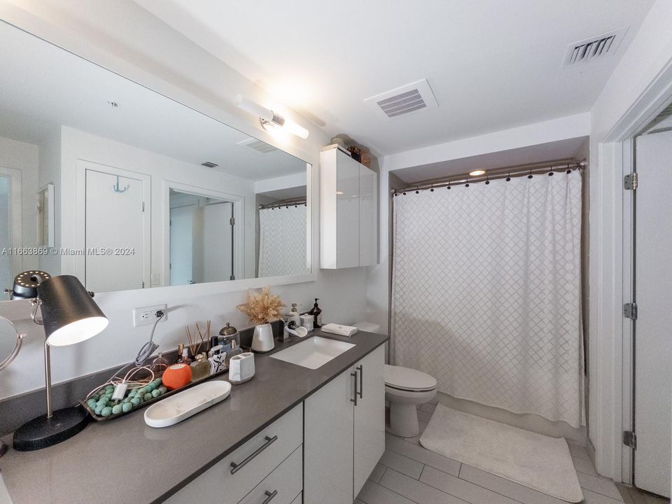 For Sale: $495,000 (1 beds, 1 baths, 819 Square Feet)