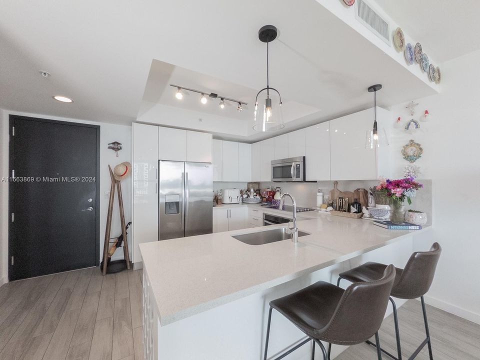 For Sale: $495,000 (1 beds, 1 baths, 819 Square Feet)