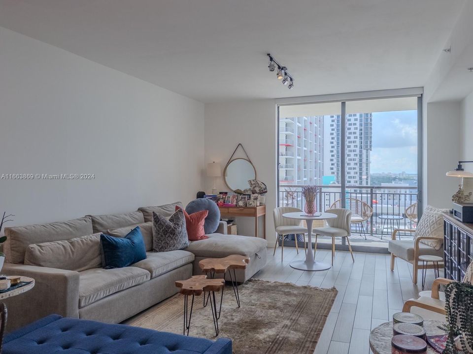 For Sale: $495,000 (1 beds, 1 baths, 819 Square Feet)