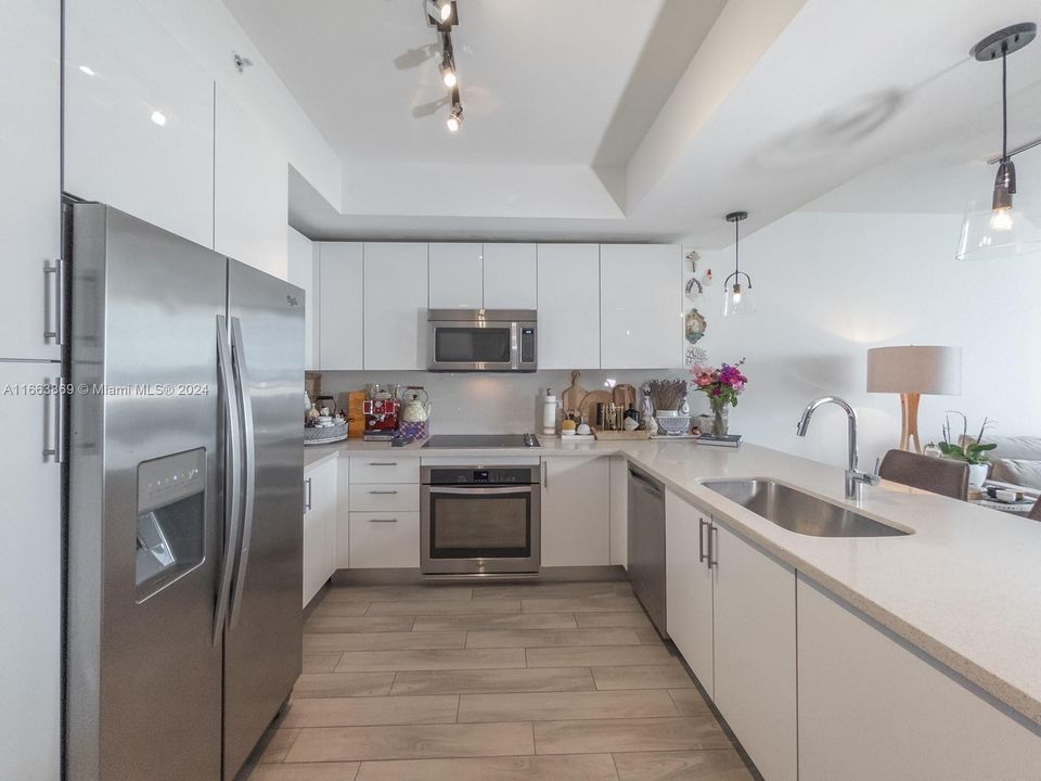 For Sale: $495,000 (1 beds, 1 baths, 819 Square Feet)