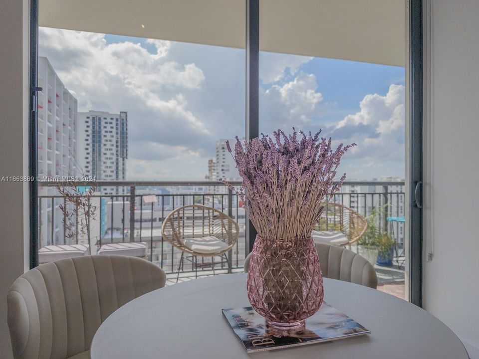 For Sale: $495,000 (1 beds, 1 baths, 819 Square Feet)