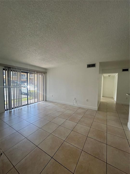 For Rent: $2,150 (2 beds, 1 baths, 867 Square Feet)