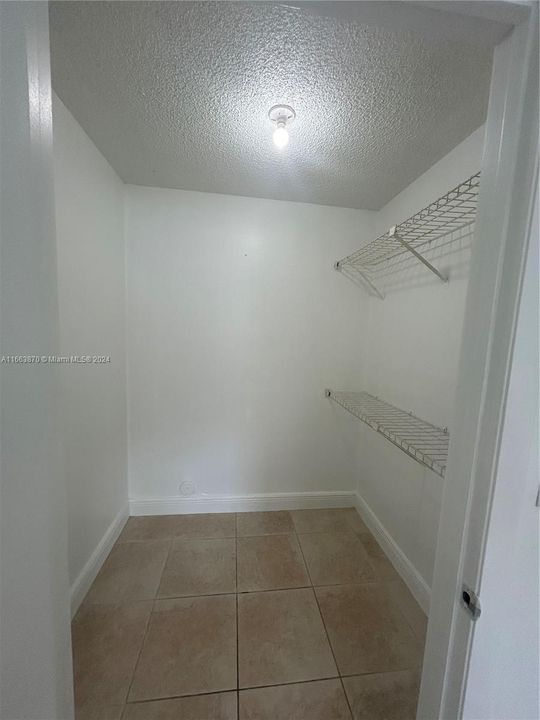 For Rent: $2,150 (2 beds, 1 baths, 867 Square Feet)