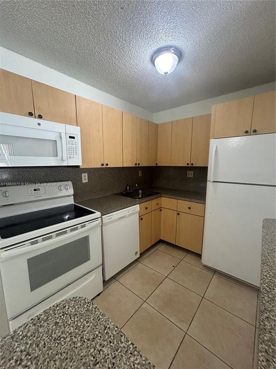 For Rent: $2,150 (2 beds, 1 baths, 867 Square Feet)