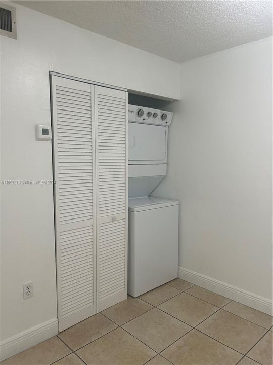 For Rent: $2,150 (2 beds, 1 baths, 867 Square Feet)