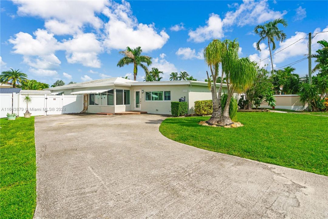 For Sale: $1,260,000 (3 beds, 2 baths, 2458 Square Feet)