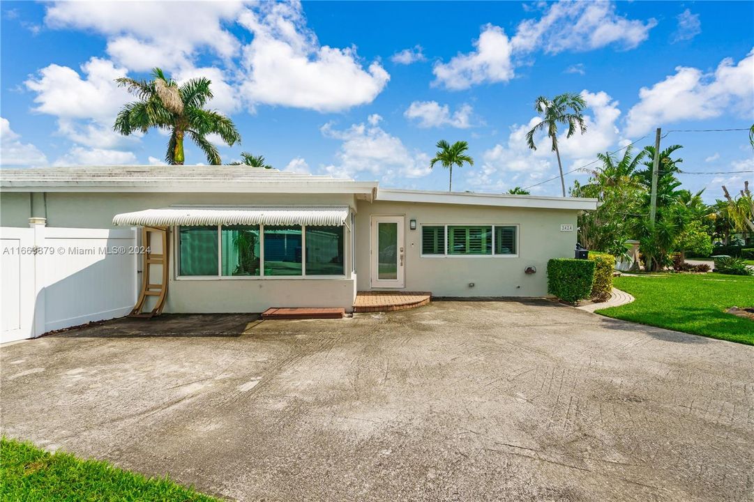 For Sale: $1,260,000 (3 beds, 2 baths, 2458 Square Feet)