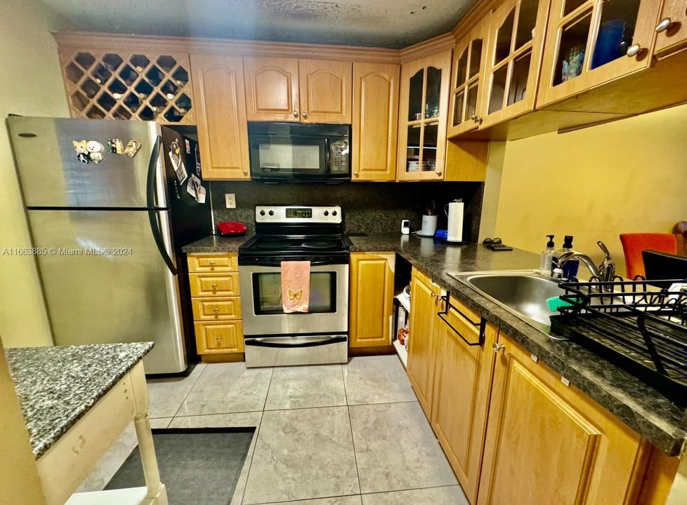 For Sale: $219,999 (2 beds, 2 baths, 820 Square Feet)