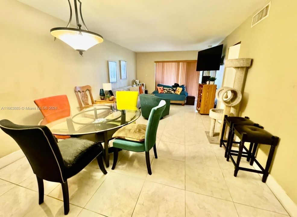 For Sale: $219,999 (2 beds, 2 baths, 820 Square Feet)