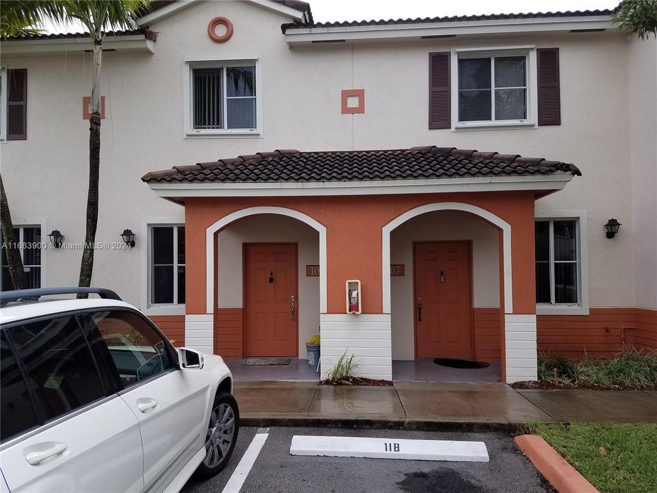 For Rent: $2,250 (2 beds, 2 baths, 1140 Square Feet)