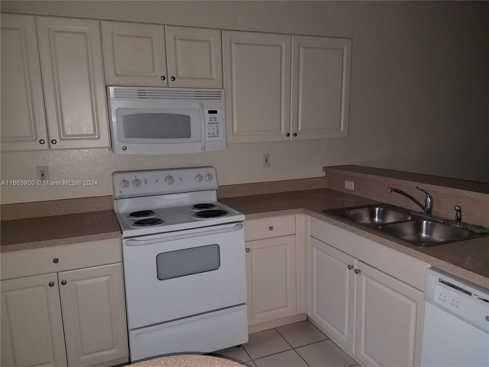 For Rent: $2,250 (2 beds, 2 baths, 1140 Square Feet)