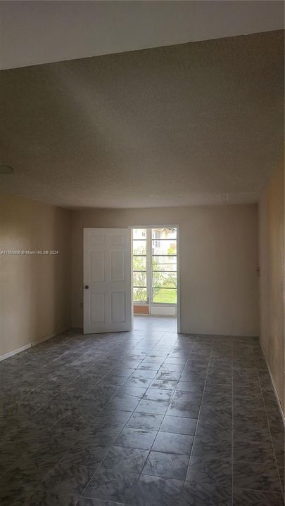 For Sale: $95,000 (1 beds, 1 baths, 640 Square Feet)