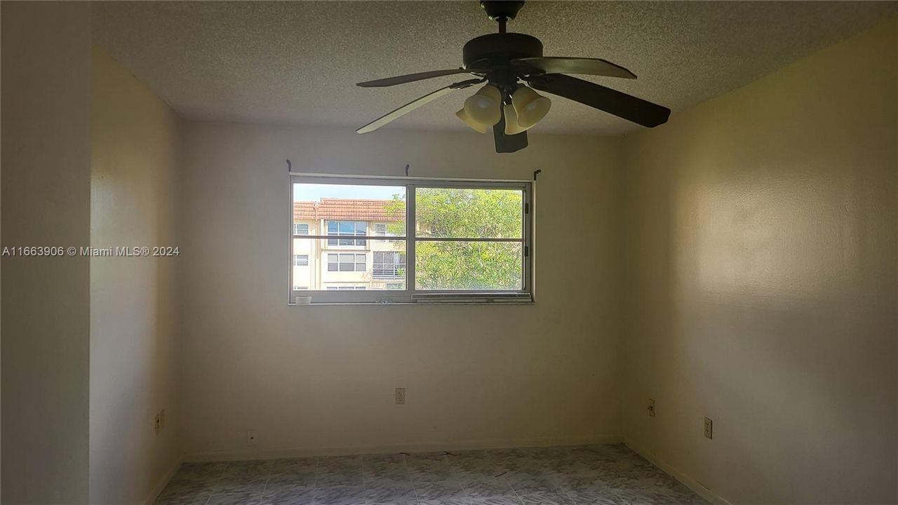 For Sale: $95,000 (1 beds, 1 baths, 640 Square Feet)