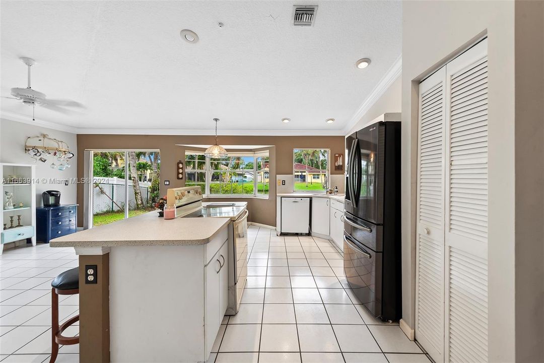 Recently Sold: $800,000 (4 beds, 2 baths, 2407 Square Feet)