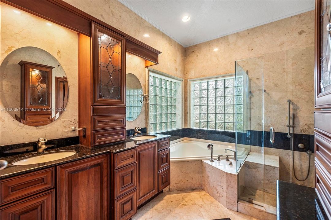 Recently Sold: $800,000 (4 beds, 2 baths, 2407 Square Feet)