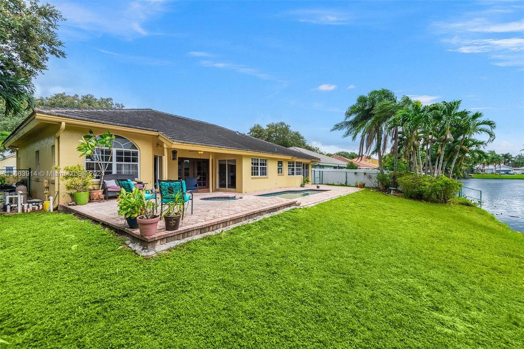 Recently Sold: $800,000 (4 beds, 2 baths, 2407 Square Feet)
