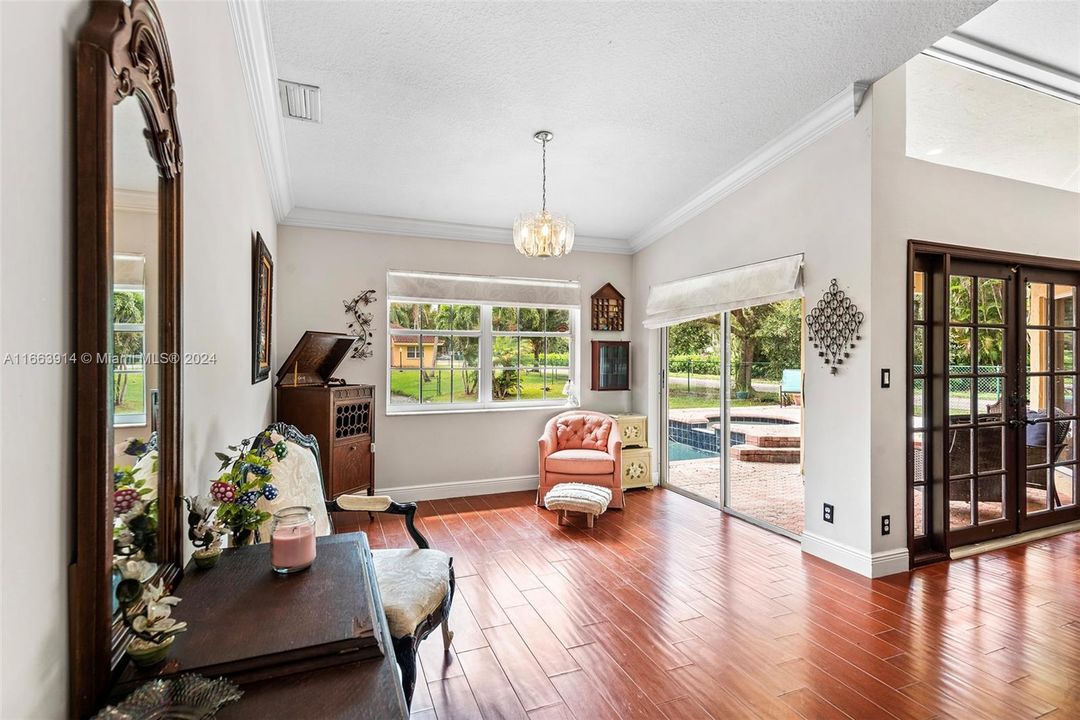 Recently Sold: $800,000 (4 beds, 2 baths, 2407 Square Feet)