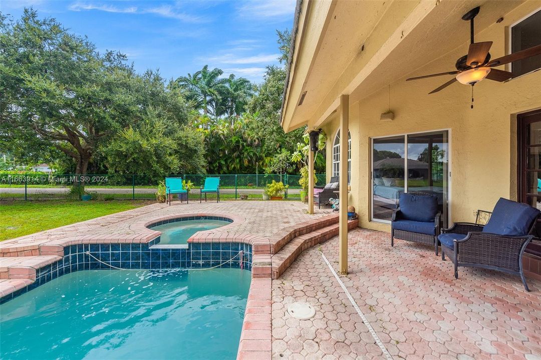 Recently Sold: $800,000 (4 beds, 2 baths, 2407 Square Feet)