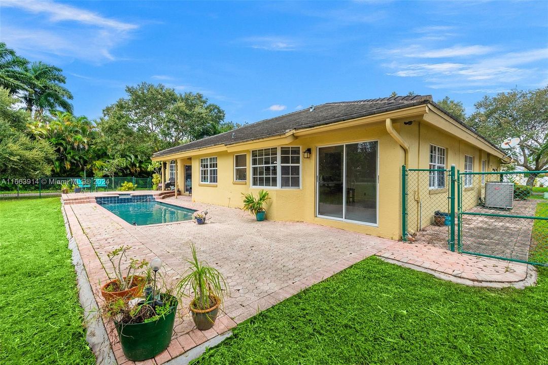 Recently Sold: $800,000 (4 beds, 2 baths, 2407 Square Feet)