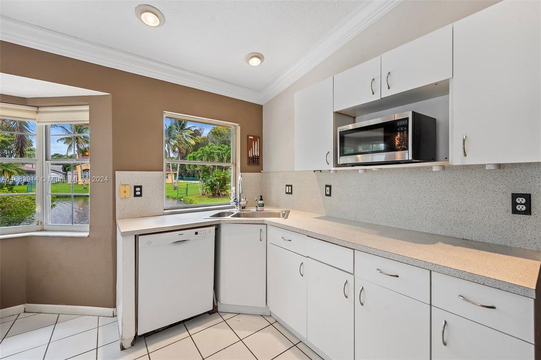 Recently Sold: $800,000 (4 beds, 2 baths, 2407 Square Feet)