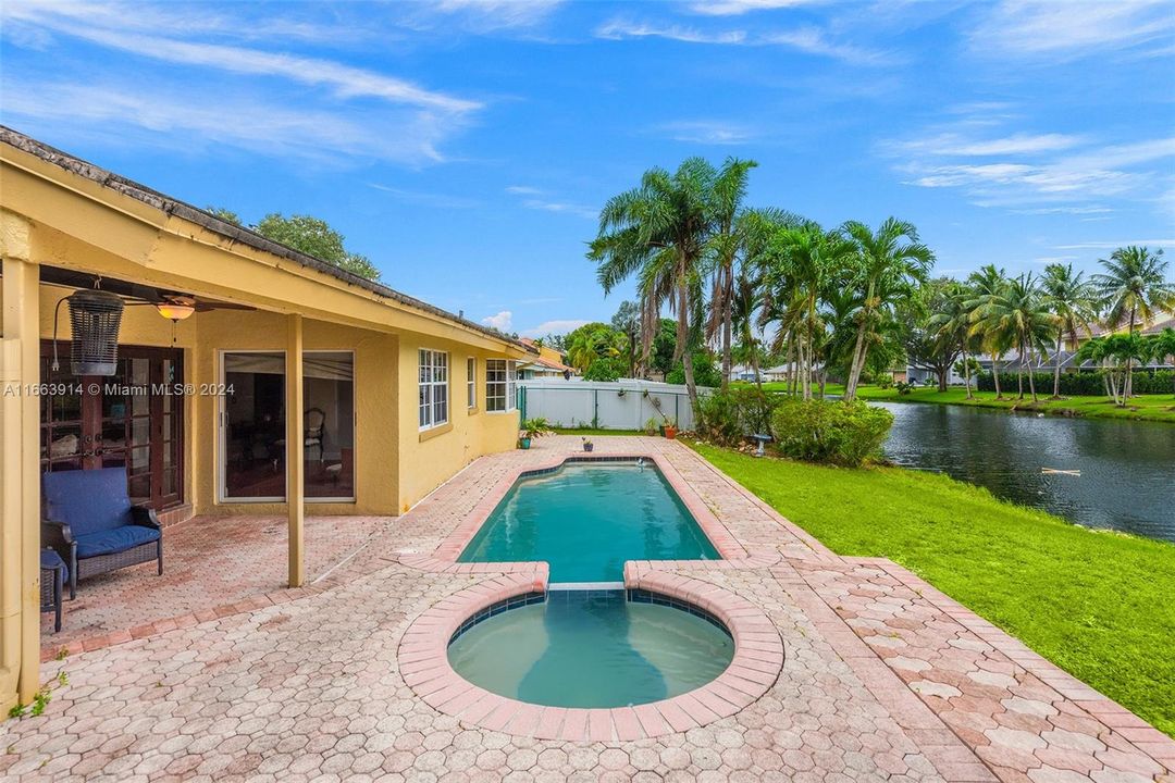 Recently Sold: $800,000 (4 beds, 2 baths, 2407 Square Feet)