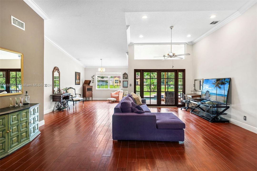 Recently Sold: $800,000 (4 beds, 2 baths, 2407 Square Feet)