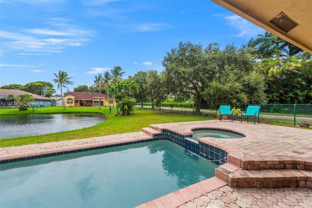 Recently Sold: $800,000 (4 beds, 2 baths, 2407 Square Feet)