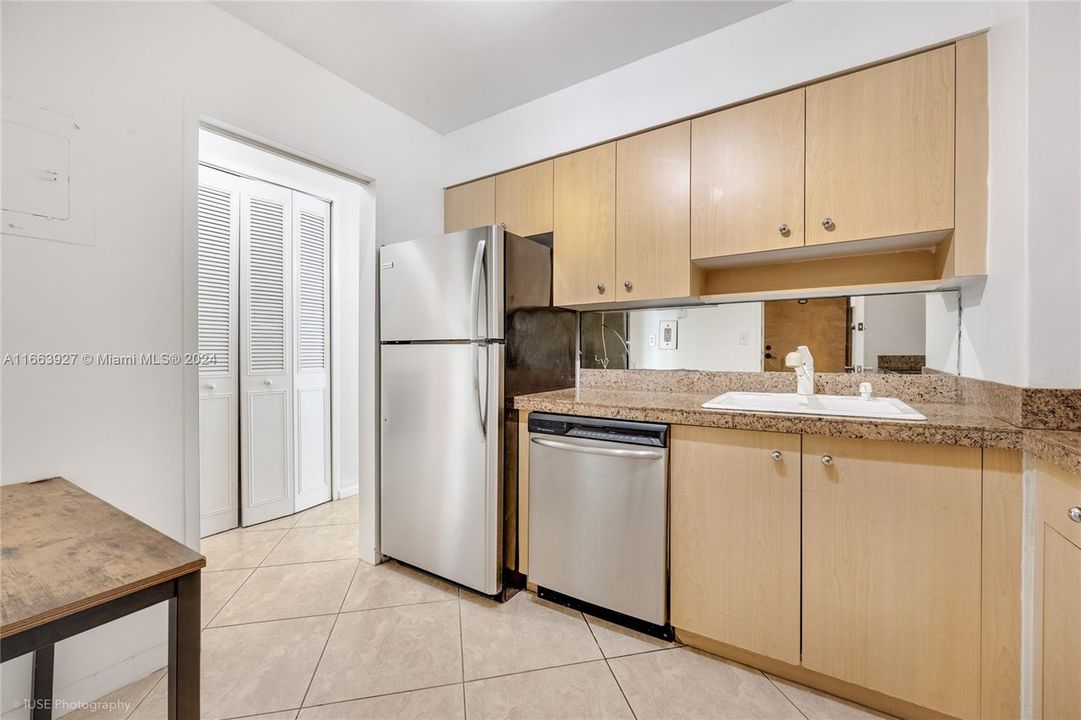 For Rent: $2,900 (1 beds, 1 baths, 720 Square Feet)