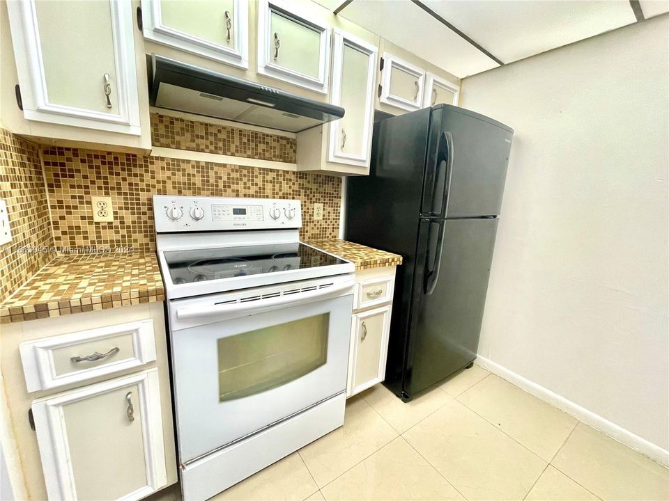 For Sale: $145,000 (1 beds, 1 baths, 702 Square Feet)