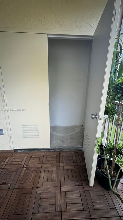 For Rent: $2,100 (1 beds, 1 baths, 810 Square Feet)