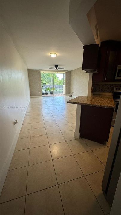 For Rent: $2,100 (1 beds, 1 baths, 810 Square Feet)