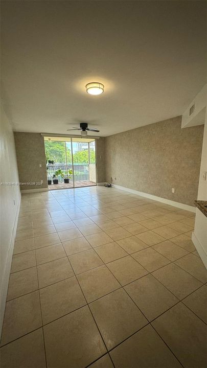 For Rent: $2,100 (1 beds, 1 baths, 810 Square Feet)