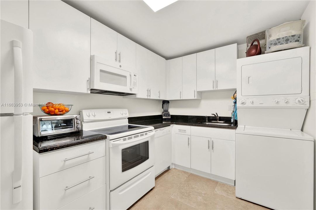 For Sale: $460,000 (1 beds, 1 baths, 868 Square Feet)