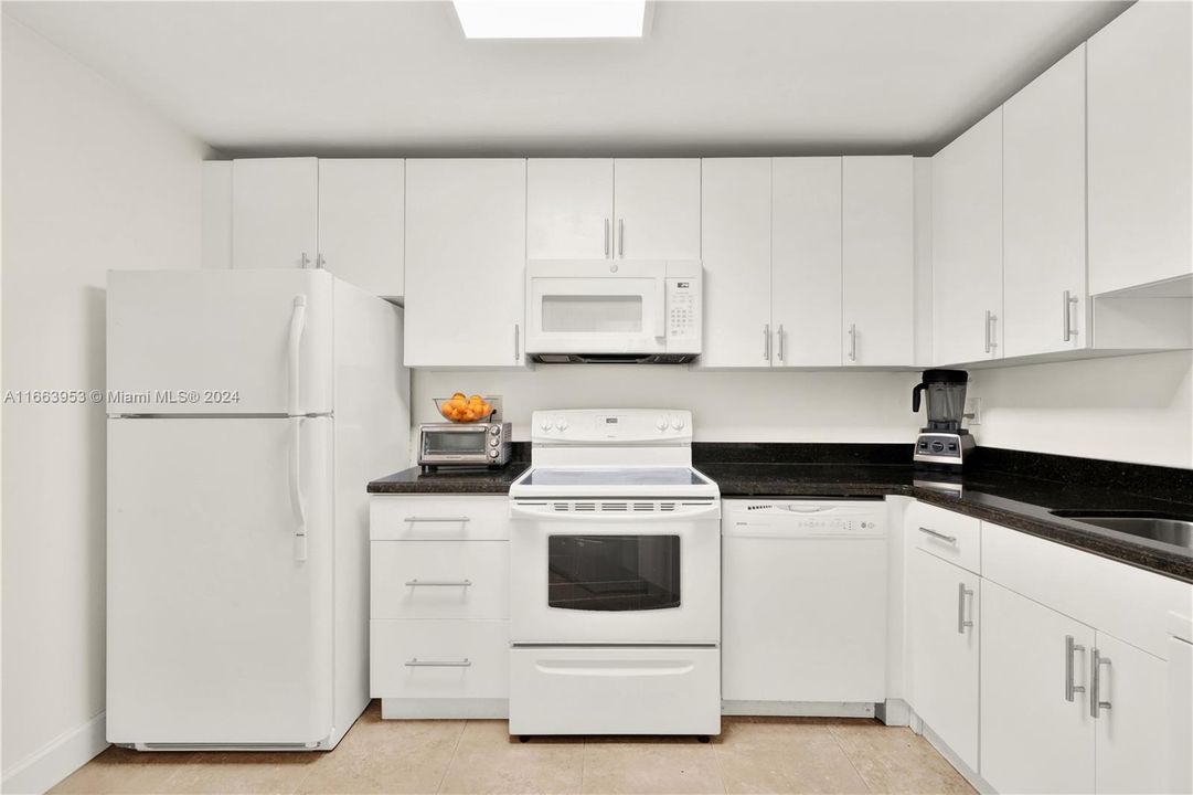 For Sale: $460,000 (1 beds, 1 baths, 868 Square Feet)